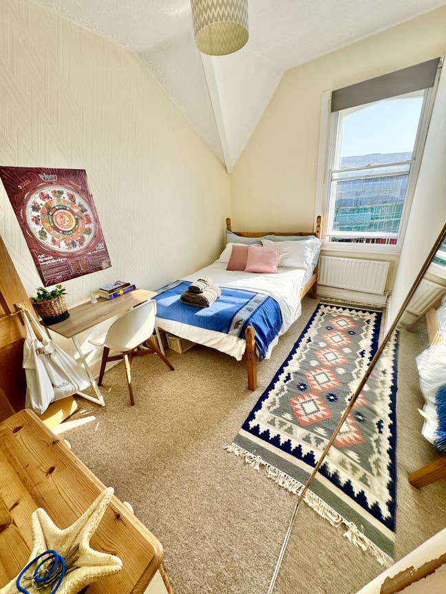 Peaceful Bedroom in Central Bournemouth Main Photo