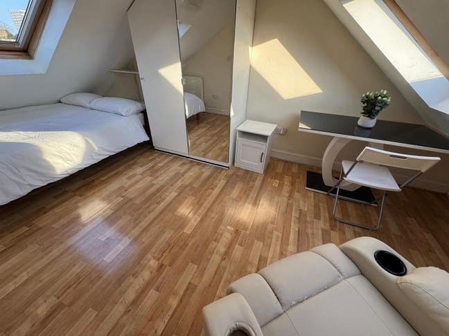 Beautifully Bright Large Room - Edgware NW London Main Photo