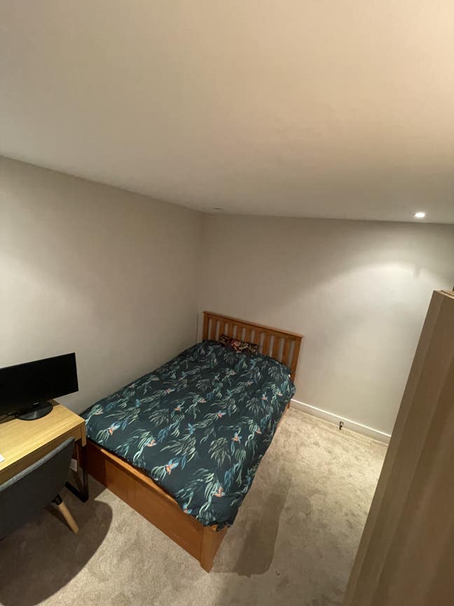 Quiet house- double bedroom with desk garden view Main Photo