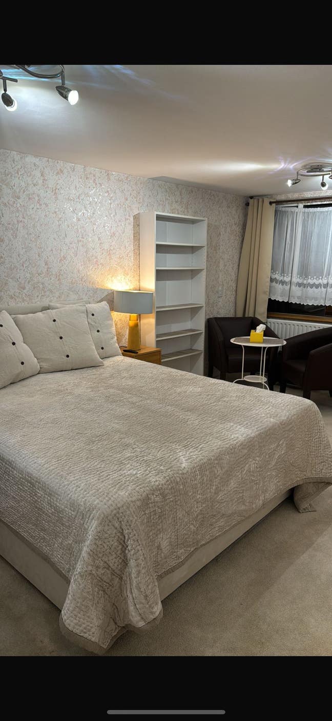 Super large en-suite room/ studio- lovely house! Main Photo