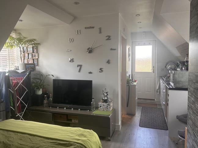 One Bedroom Studio Flat with all bills included Main Photo