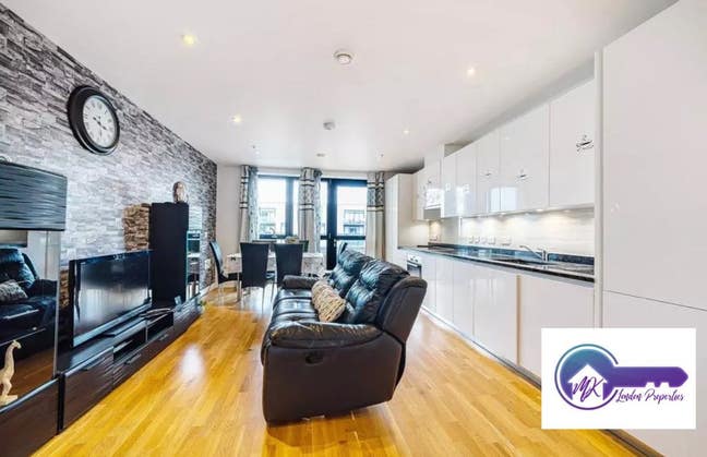 Stratford Living – Sleek 2-Bed 2-Bath  Main Photo