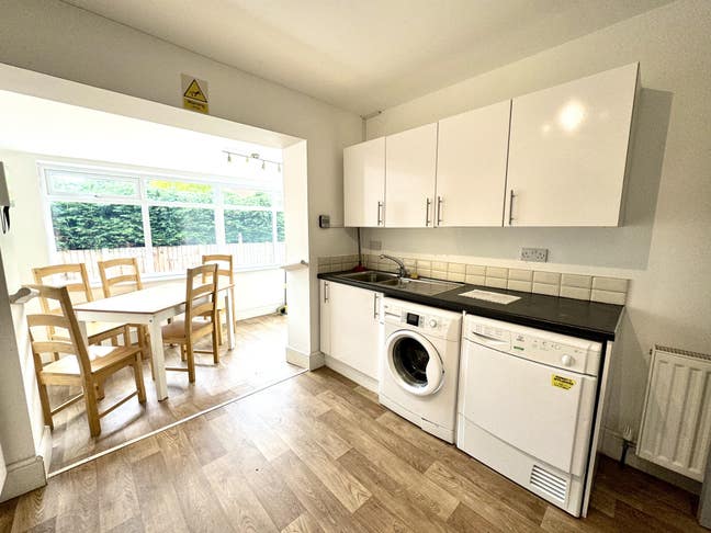 Large ensuie bedroom available Lilac Grove Beeston Main Photo