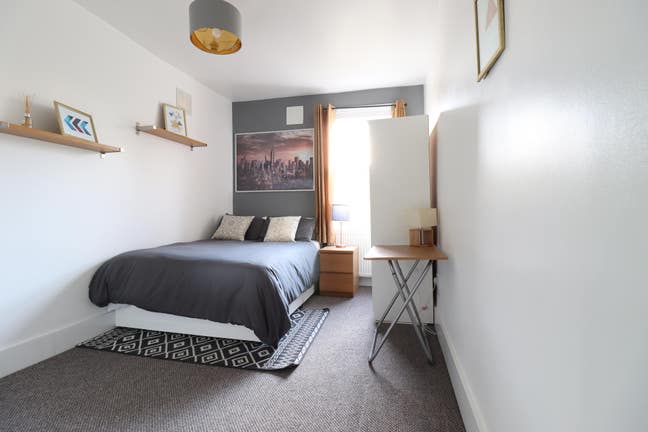Double in Recently Renovated Home -Surrey Quays Main Photo