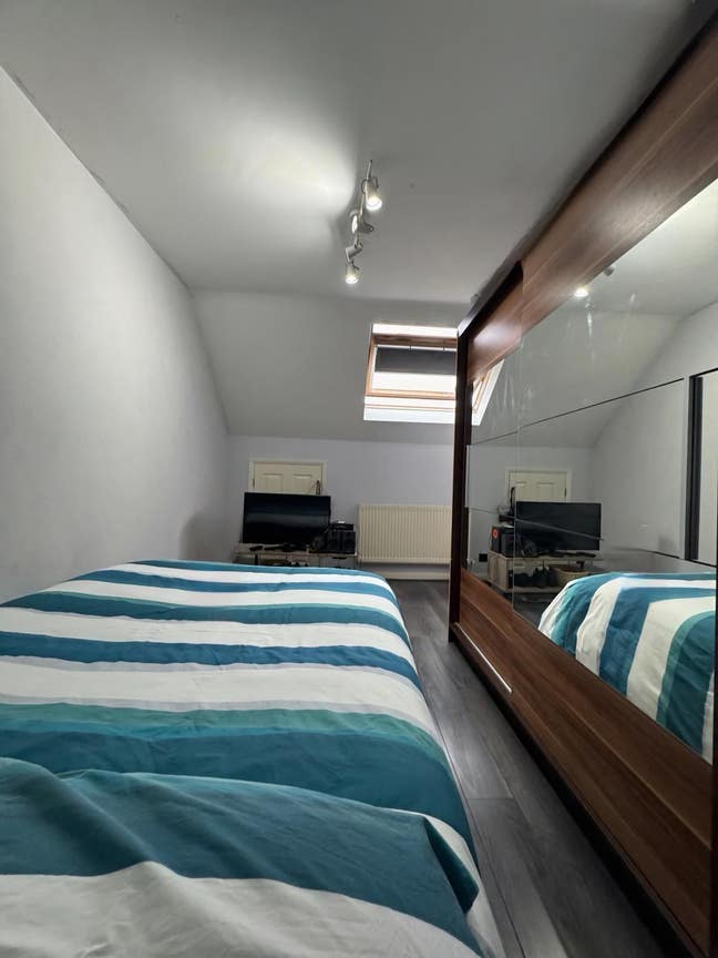 Spacious Loft Double bedroom for rent  Main Photo
