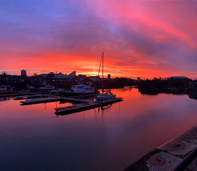 Unique dockside flat: views, patio, mins from city Main Photo