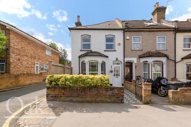 Spacious and5-Bed Family Home – Prime Croydon area Main Photo