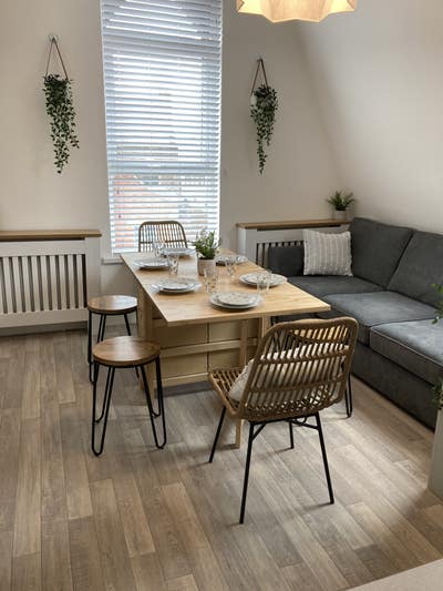 Top Floor Modern Fully Renovated Apartment Rhyll Main Photo