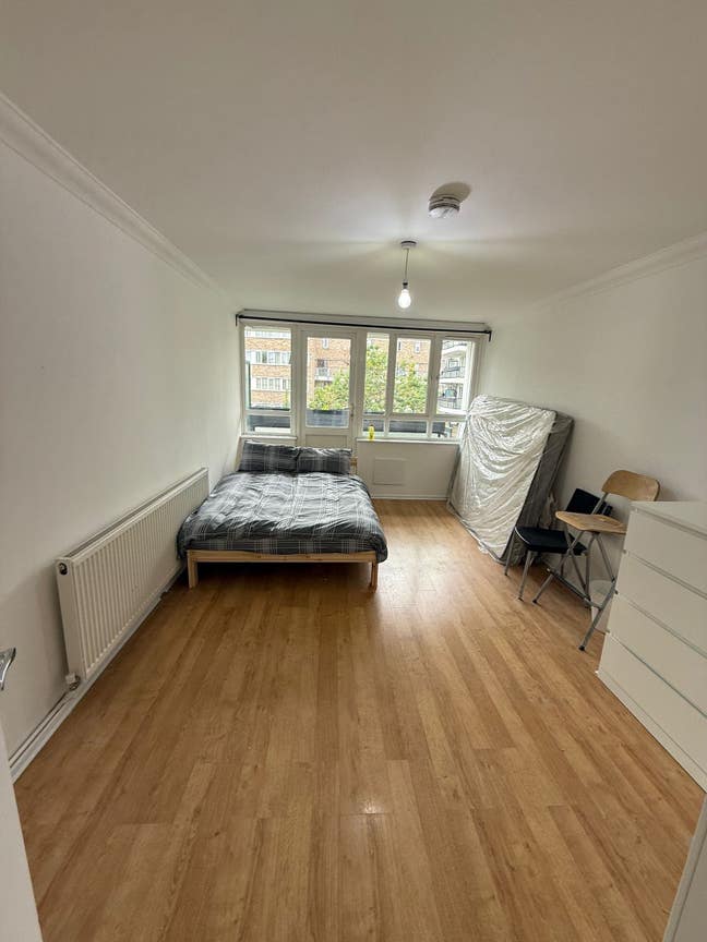 Stunning Double Rooms - Commercial Rd - Couple OK Main Photo
