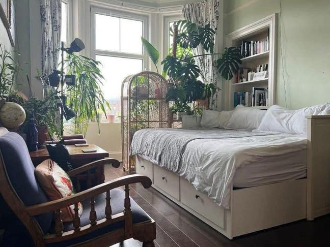 Sunny central king bedroom near centre Main Photo