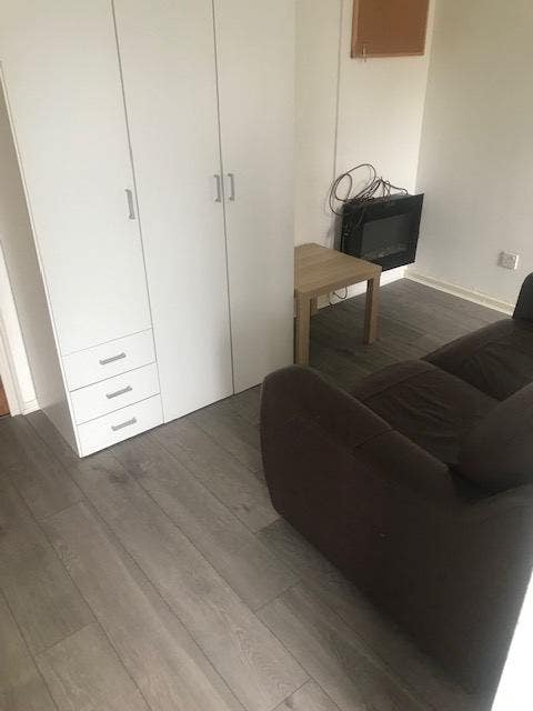 Bletchley, MK2 Bedsit with Own Bathroom Main Photo