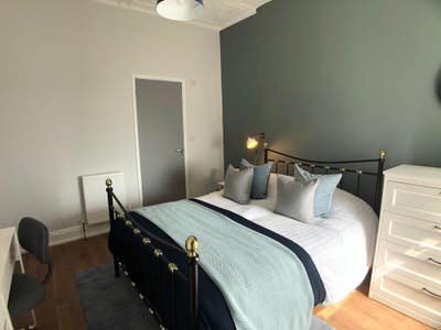 Beautiful En-suite Room for Professionals Main Photo