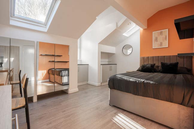 Double Room - Manchester (M14) Main Photo