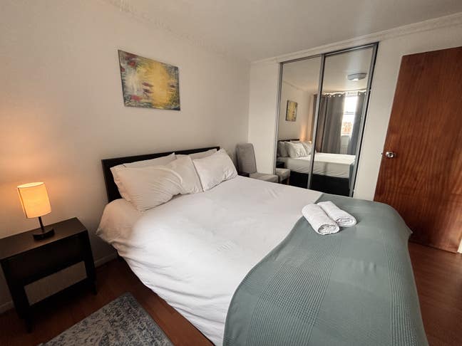 Lovely huge double bed room with own balcony Main Photo