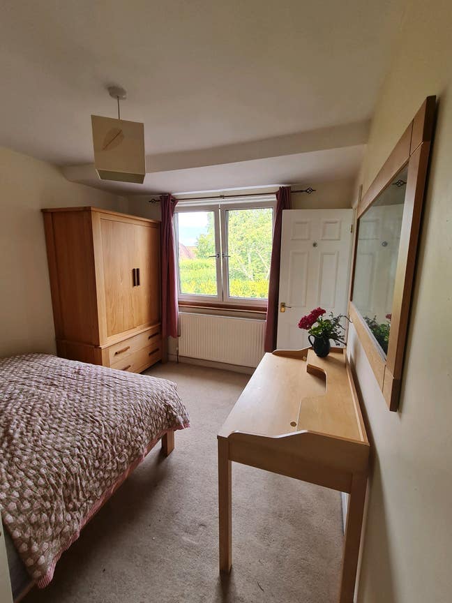 Peaceful Double En-suite Room in Spacious Property Main Photo