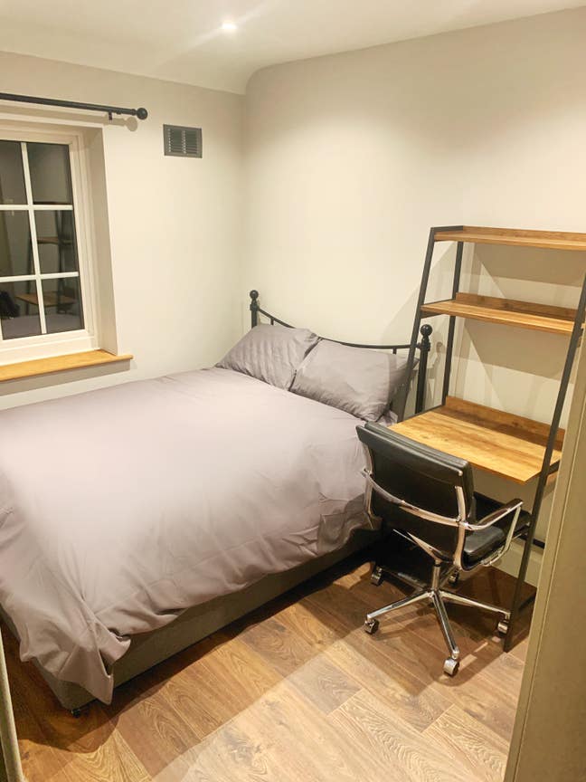 Double Room - 5 min walk from Morden tube station Main Photo