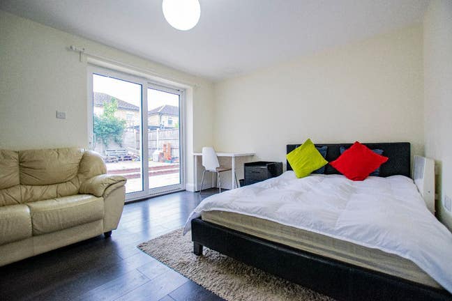  Huge double room, 10 mins to Mudchute Station Main Photo