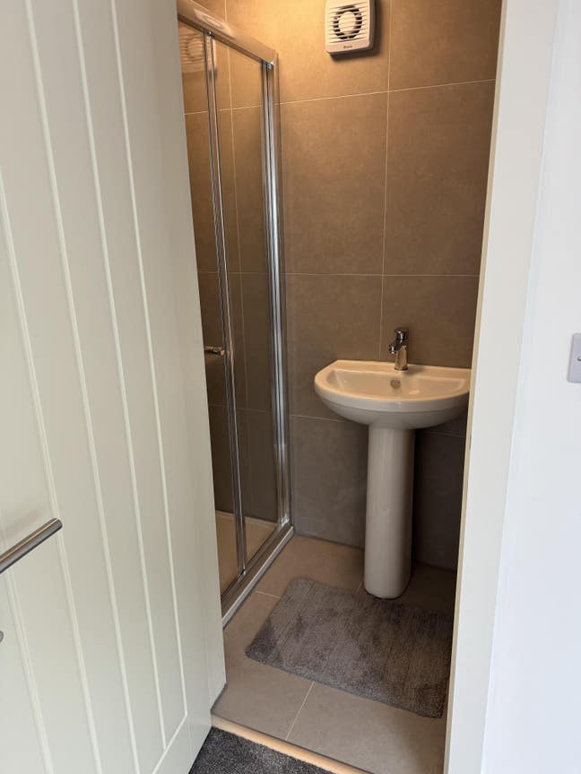 Large En-suite Room in Denton Main Photo