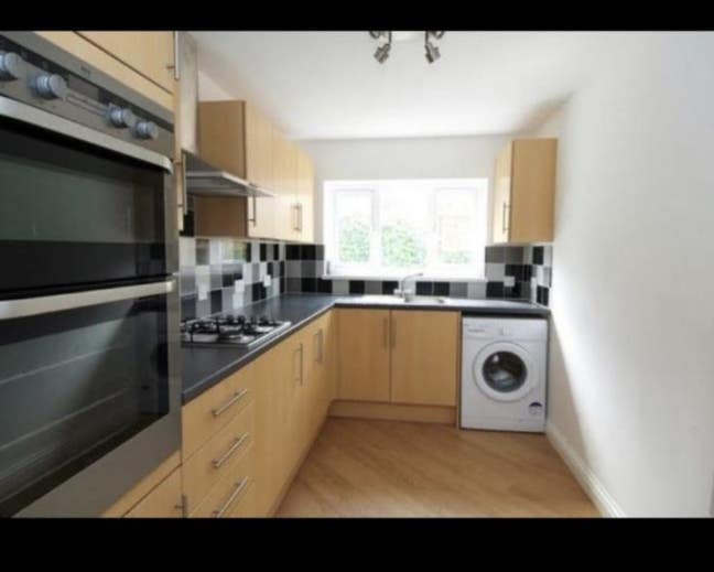 1 large room  in a 4 bed shared house PO1 5DS Main Photo
