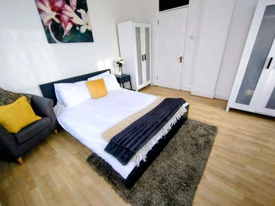 Large Bright Double Room with Private Balcony Main Photo