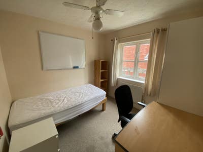 Bedroom in Ideal Location for Students Main Photo