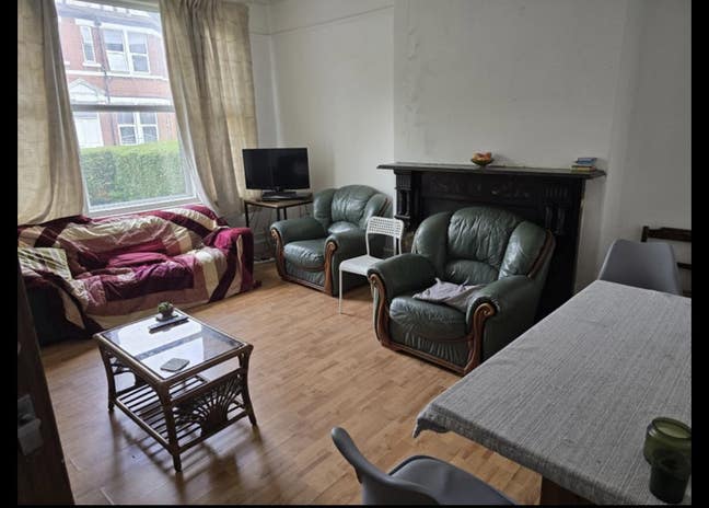 1 room available for Tenancy takeover in Woodhouse Main Photo