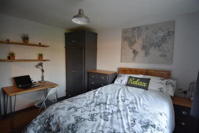 Gorgeous House, Power Showers & Fast WiFi  500Mb   Main Photo