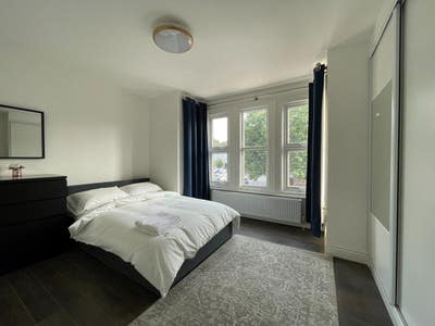 Professional house share 10 mts walk town/station Main Photo