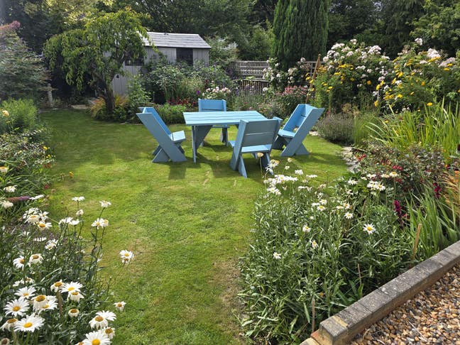 Bright room in friendly flat with beautiful garden Main Photo
