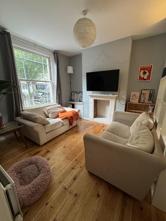 Sublet in a lovely large room in Stepney Green Main Photo