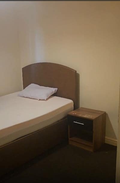 Room Available 3Mins to the Train & Bus Station Main Photo