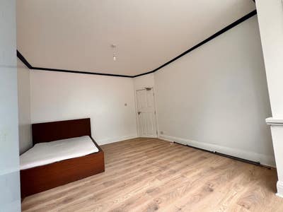 Very clean extra large double room near tube £750 Main Photo