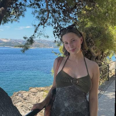 Professional Female seeks a single or double room Main Photo