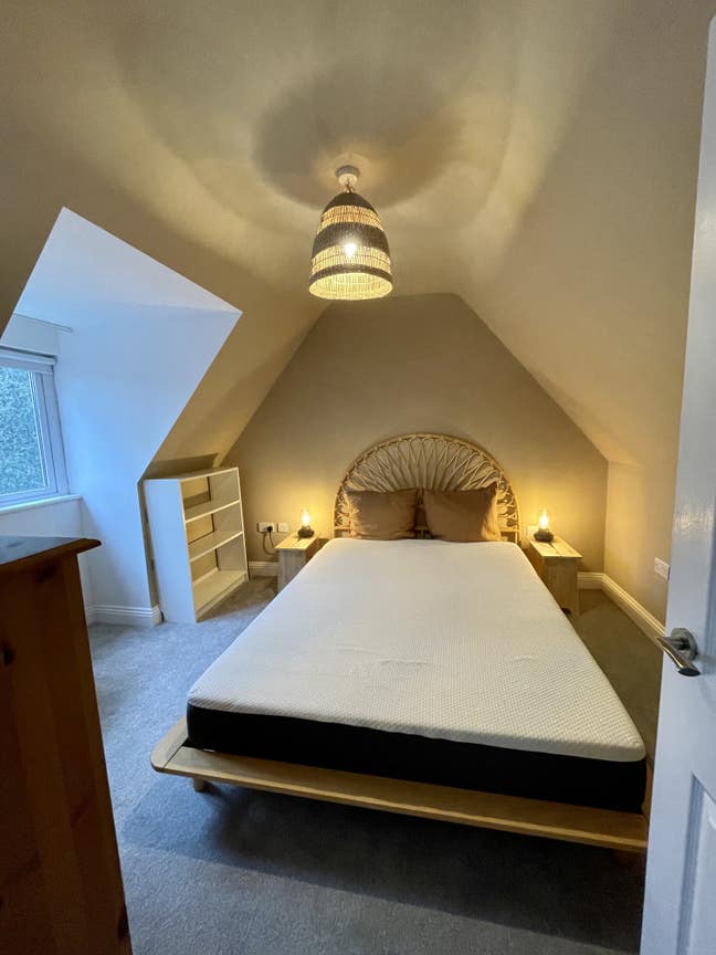 King Size Bed, Room for Rent, Female Only Main Photo