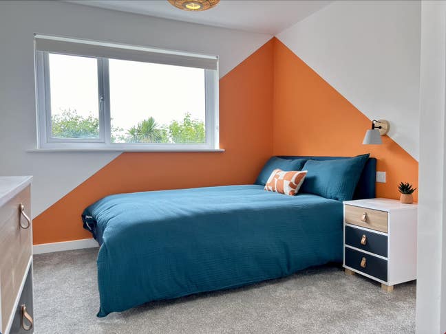 Large EN SUITE Bedroom in clean fresh house Main Photo