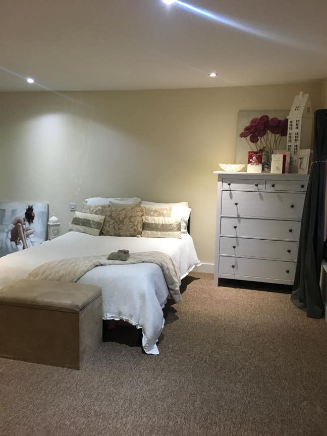 Large double En-suite Room - ALL BILLS included Main Photo