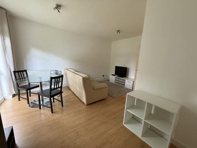 One-bedroom flat situated in private building Main Photo