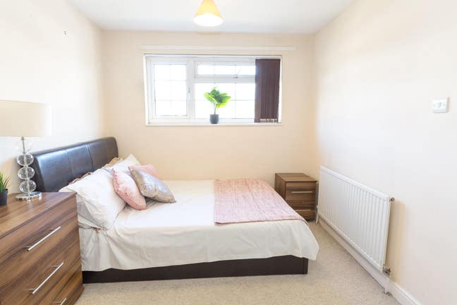  Double Room with en-suite |  RG12 | 🌟 Main Photo