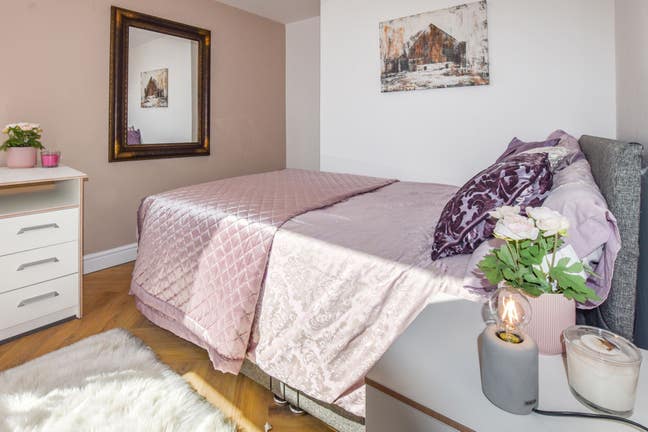 Stylish Room in Fallowfield House Main Photo