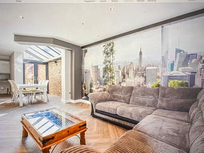 Stylish Room in Fallowfield House Main Photo