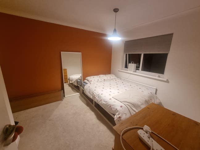Room with Double bed furnished  Main Photo