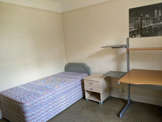 Farnborough - single room for rent in shared house Main Photo