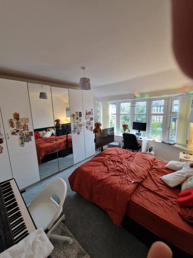 Luxury King size bedroom Available now bills incl Main Photo