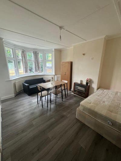 Studio Flat available in Epsom from 1st September Main Photo