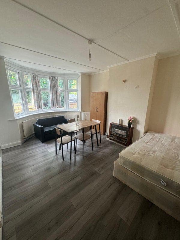 Studio Flat available in Epsom from 1st September Main Photo