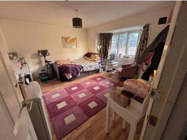 Massive double room, 5 mins from station  Main Photo