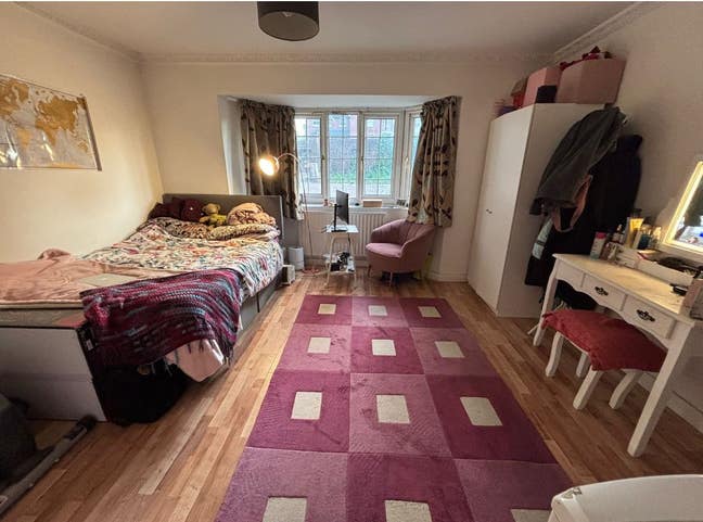 Very Large double room, 5 mins from station  Main Photo