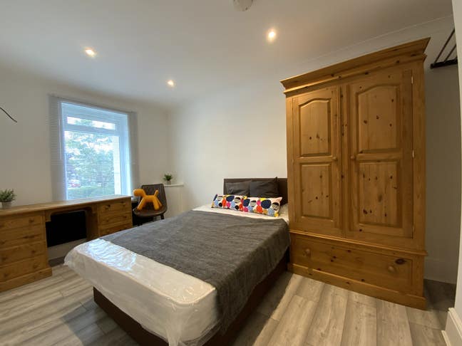 2 Rooms Available Now - Price Reduction Main Photo