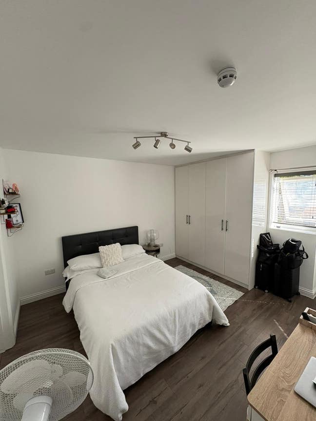 Spacious Ensuite Room in Refurbished Modern Home Main Photo
