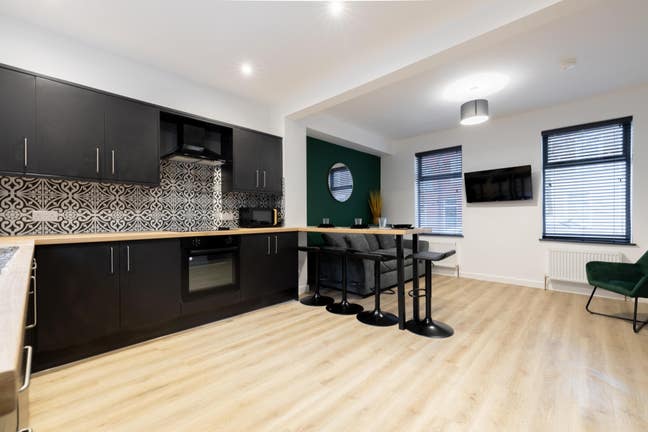 Fantastic Room + Private Bathroom - All Bills Inc! Main Photo